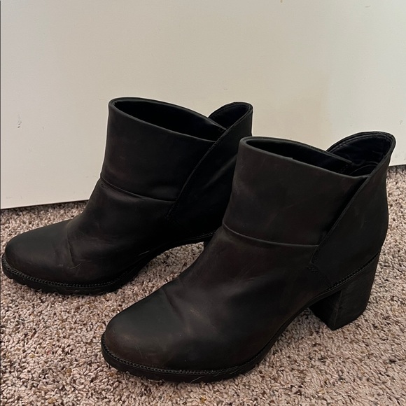 Clarks Black Leather Ankle Booties - Picture 5 of 8